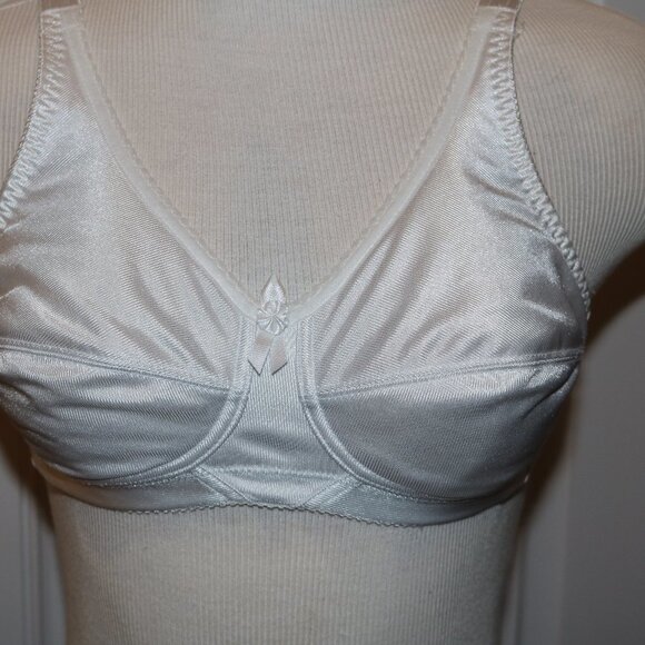 Jadee Other - Jadee 34B bra has inserts/pockets but no pads to go with it white color 16